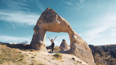 Kapadokya 'daki mutlu yürüyüşçü kadın - Türkiye, Goreme