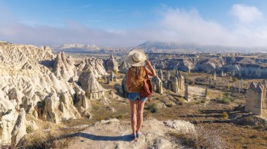 Kapadokya 'daki genç bayan turist - Türkiye' de seyahat, macera, seyahat tutkusu