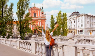 Slovenya 'da seyahat eden kadın turist - Başkent Ljubljan- Avrupa