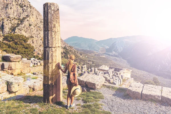 古代城市德尔菲 阿波罗神庙的废墟 剧院和女性游客 希腊旅游 — 图库照片