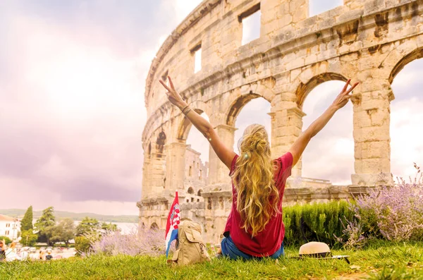 Rückansicht Einer Touristin Die Die Stadt Pula Mit Dem Antiken — Stockfoto