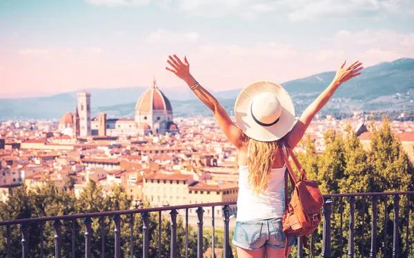 Mutlu Kadın Turist Floransa Şehir Manzarasının Panoramik Manzarasını Seviyor Talya — Stok fotoğraf