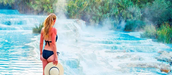 Young Female Tourist Enjoying Natural Spa Waterfalls Saturnia Thermal Baths — Stock Photo, Image
