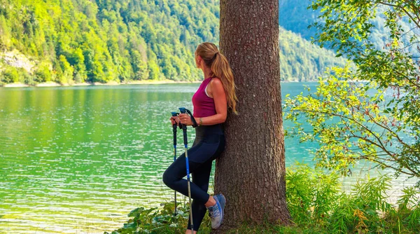 Пішохідна Жінка Дикому Зеленому Смарагдовому Озері Лісовій Горі Словенія — стокове фото