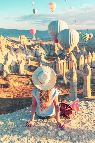 Νεαρή Τουρίστρια Πολύχρωμο Αερόστατο Που Πετά Πάνω Από Τοπίο Της — Φωτογραφία Αρχείου