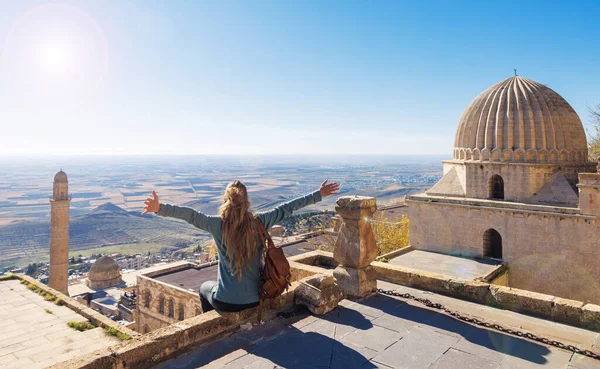 Viajante Mulher Turquia Turista Feminino Sentado Telhado Desfrutando Vista Panorâmica — Fotografia de Stock