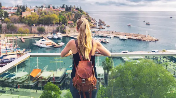 Kvinde Turist Kigger Panoramaudsigt Havnen Den Gamle Antalya Tyrkiet - Stock-foto