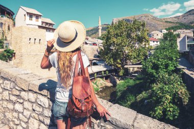 Mostar 'ı ziyaret eden kadın turist - Bosna ve Herzegovina