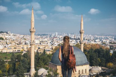 Şanlıurfa kentindeki caminin panoramik manzarasına bakan kadın turist - Türkiye