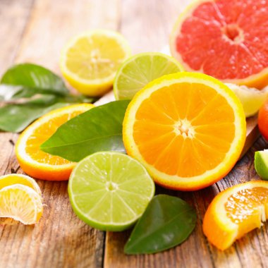 Çeşitli turunçgiller ve yapraklar