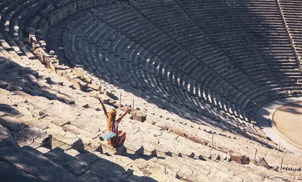 希腊伯罗奔尼撒的埃皮达罗斯古代剧场中的女性游客 — 图库照片