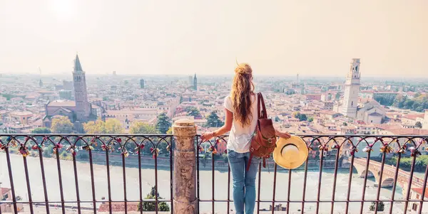 Turista Mujer Disfrutando Vista Panorámica Ciudad Florencia Italia — Foto de Stock