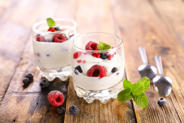 Granola Joghurt Vörös Gyümölcsök Üvegben Stock Kép