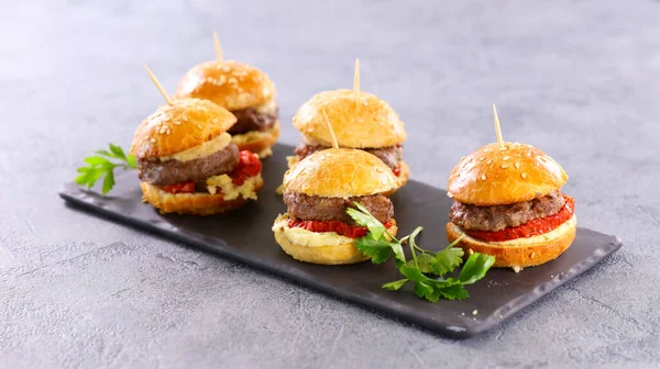 Mini Hamburger Vendéglátó Ipari Rendezvényen Stock Kép