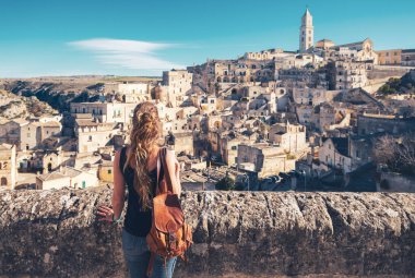 İtalya 'daki Matera şehrinin panoramik manzarasından hoşlanan kadın turist
