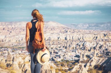 Kapadokya 'da peri bacalarıyla vadiyi keşfeden kadın turistin arka manzarası. Seyahat, turizm, Türkiye' de tatil.