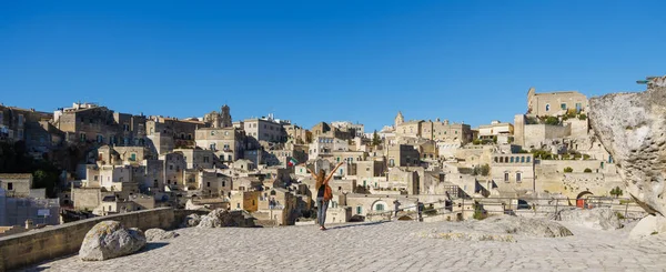 Touristin Genießt Blick Auf Antike Stadt Matera Sassi Matera Italien — Stockfoto