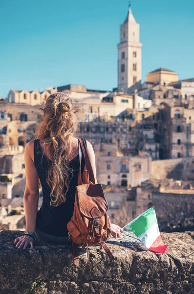 Kobieta Turysta Starym Mieście Matera Podróże Turystyka Włoszech — Zdjęcie stockowe