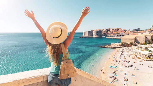 Onnellinen Nainen Turisti Nauttii Näkymä Vanhaan Kaupunkiin Dubrovnik Kroatiassa — kuvapankkivalokuva