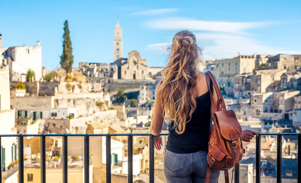 Mulher Turista Desfrutando Vista Panorâmica Cidade Matera Itália — Fotografia de Stock