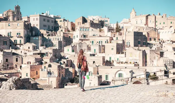 Ung Kvinnlig Turist Med Italiensk Flagga Besöker Staden Matera Italien — Stockfoto
