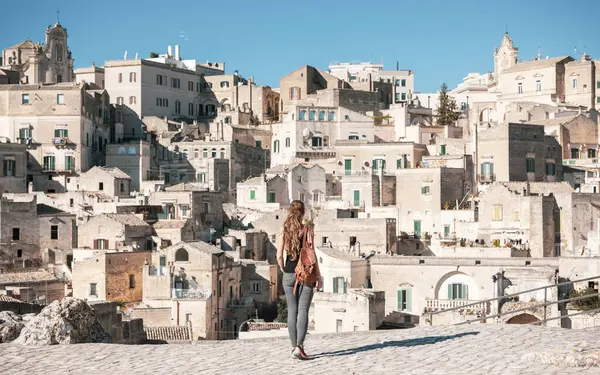 Touristin Genießt Blick Auf Antike Stadt Matera Sassi Matera Italien lizenzfreie Stockbilder