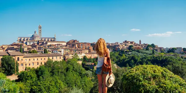 Touristin Blickt Auf Panoramablick Auf Siena Italien lizenzfreie Stockfotos