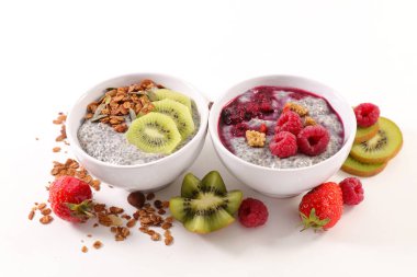 Beyaz arka planda taze meyveli chia pudingi.