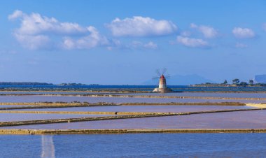 İtalya 'da tipik yel değirmeni içeren deniz tuzu.
