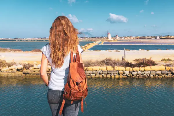 Жінка Туристка Марсалі Морська Сіль Типовою Вітряною Млиною Сицилією Італії Стокова Картинка