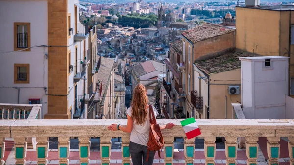 Frau Auf Blacony Mit Blick Auf Caltagirone Insel Sizilien Italien Stockbild
