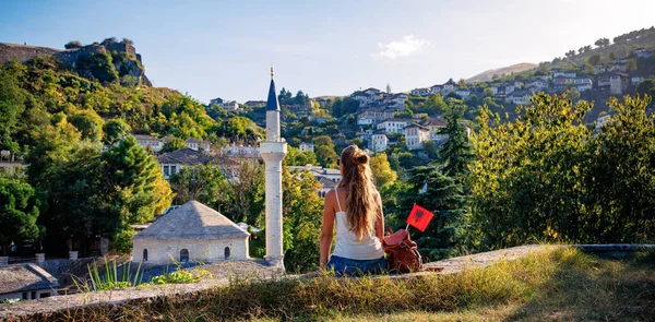 Bakåt Bild Kvinnliga Resor Albanien Gjirokaster Stockfoto