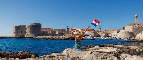 Flicka Med Flagga Njuter Staden Dubrovnik Kroatien Stockbild