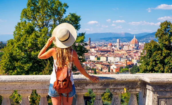 Vissza Kilátás Fiatal Női Turista Olaszország Firenze Város Táj Panorámás Jogdíjmentes Stock Fotók