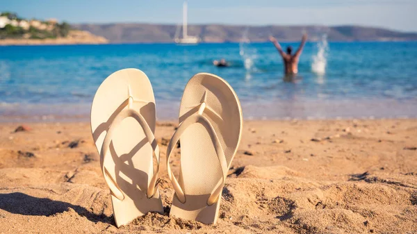 Infradito Sulla Spiaggia Con Silhouette Sulla Famiglia Felice Acqua Vacanza — Foto Stock