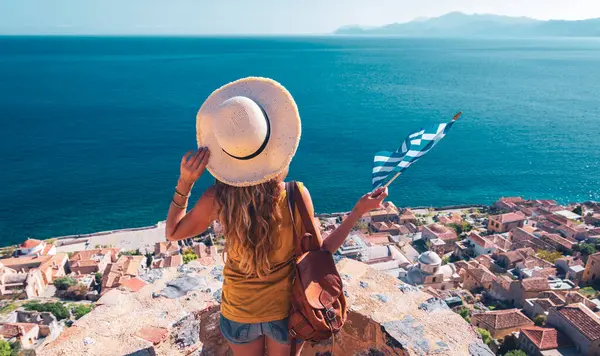 Resmål Grekland Resenär Kvinna Med Väska Hatt Och Grekisk Flagga — Stockfoto