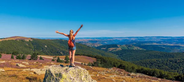 Menina Feliz Com Braços Levantados Pico Montanha Apreciando Vista Panorâmica Imagens De Bancos De Imagens