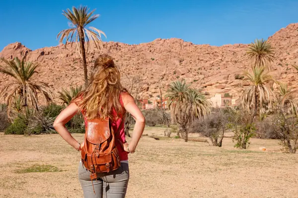 Kvinnlig Resenär Oas Marocko Stockfoto