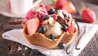 Bisküvi kasesinde dondurma kepçesi