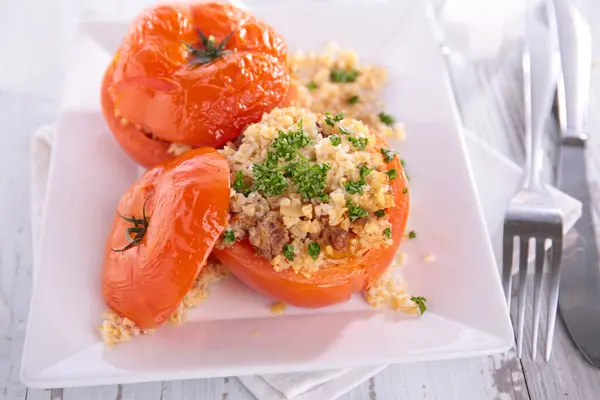 Bakad Tomat Fyllning Med Bulgur Och Persilja Vegetarisk Maträtt Stockbild