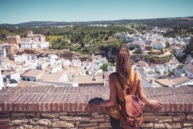Setenil de las Bodegas- İspanya 'nın tipik beyaz köyünde turizm