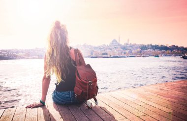 Türkiye 'de seyahat eden genç bayan turist İstanbul manzarasının keyfini çıkarıyor