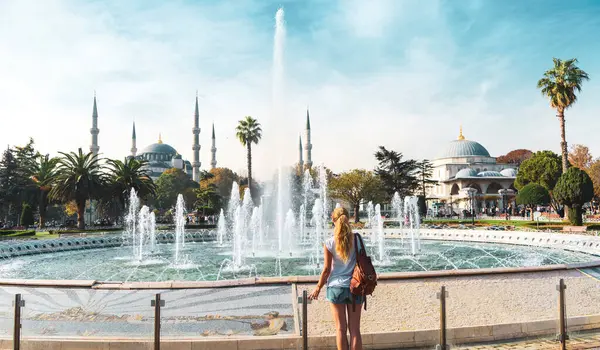 Mulher Olhando Para Hagia Sophia Grande Mesquita Istambul Turquia — Fotografia de Stock