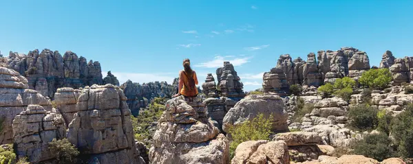 Вид Сзади Туристку Сумкой Наслаждающуюся Пейзажной Скальной Панорамой Факел Андалусии Стоковое Изображение