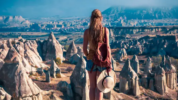 Жінка Туристка Насолоджується Пейзажем Каппадокії Туреччині Стокове Фото
