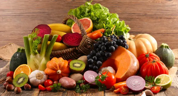 Obst Und Gemüse Sortiert Auf Holzgrund Stockfoto