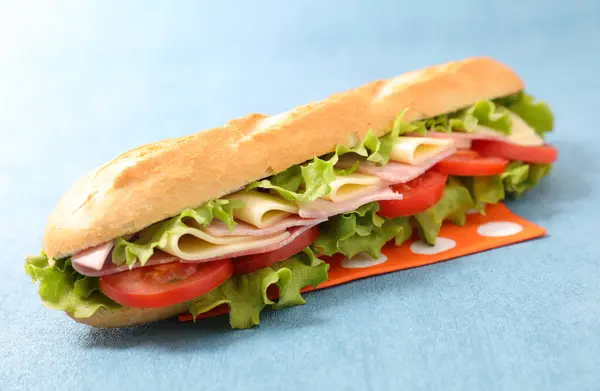 Бутерброд Багетом Сиром Шинкою Помідорами Салатом Ліцензійні Стокові Зображення