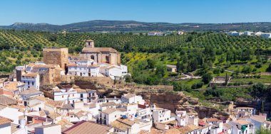 Setenil de las Bodegas 'ın panoramik manzarası. İspanya' nın beyaz bir köyü. Endülüs, Ronda yakınlarında.