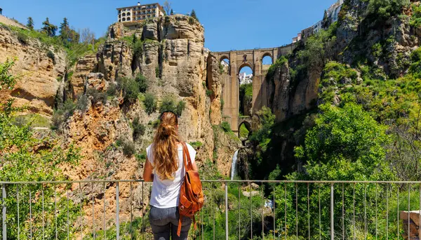 Widok Tyłu Kobiety Turystki Patrząc Widok Słynnego Mostu Mieście Ronda Zdjęcia Stockowe bez tantiem