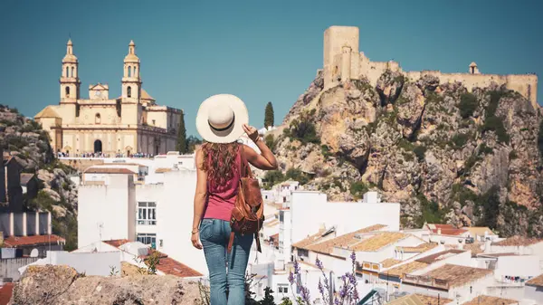 Hátsó Kilátás Női Turista Látogató Olvera Tipikus Fehér Falu Andalúzia Stock Fotó